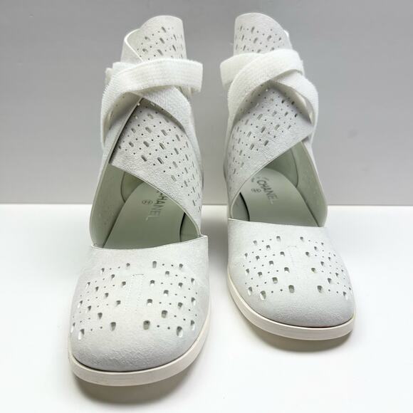 CHANEL Interlocking CC Logo Perforated Ankle Suede Boots EU 40 US 10 White Heels - Picture 4 of 13